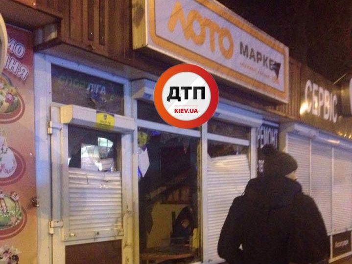 В Киеве возле станции метро "Нивки" разгромили лотерейные киоски, полиция задержала около 10 человек