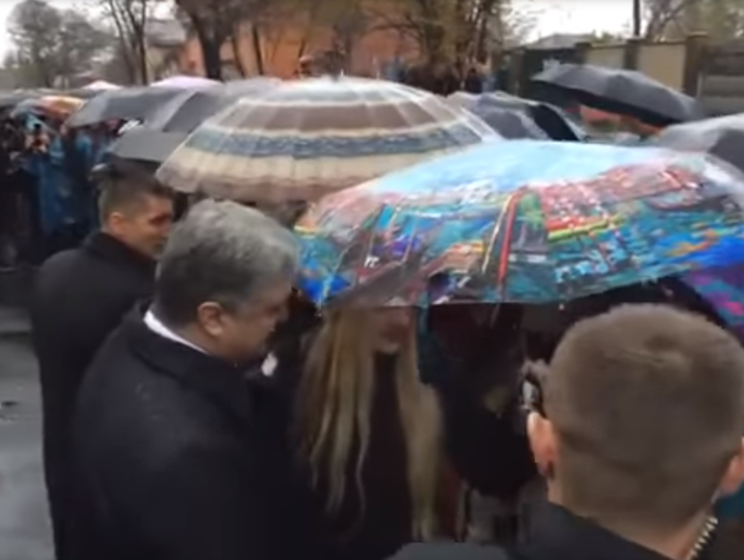 ﻿Порошенка ледь не покалічили парасолькою в Дніпрі. Відео