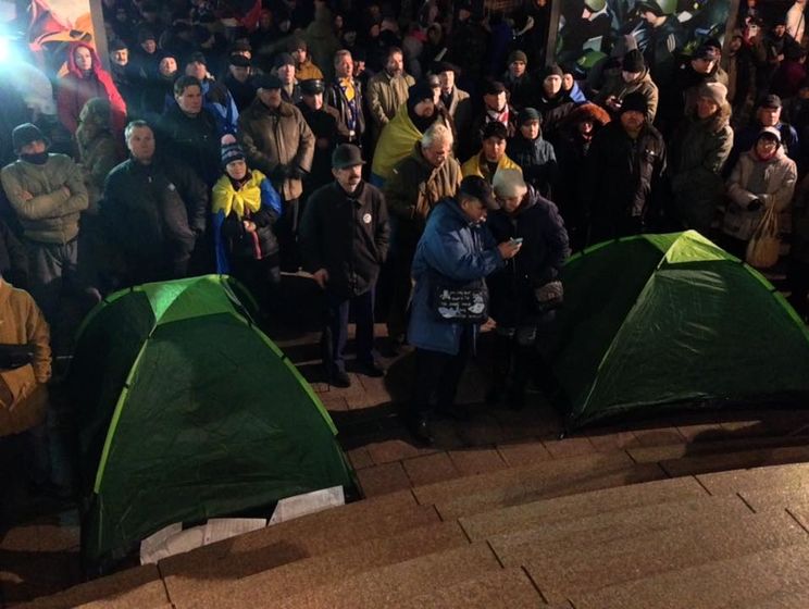 ﻿На Майдані в Києві мітингувальники встановили два намети