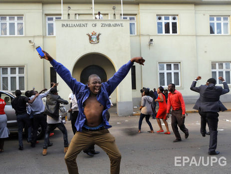 Зимбабве отмечает отставку Мугабе. Фоторепортаж