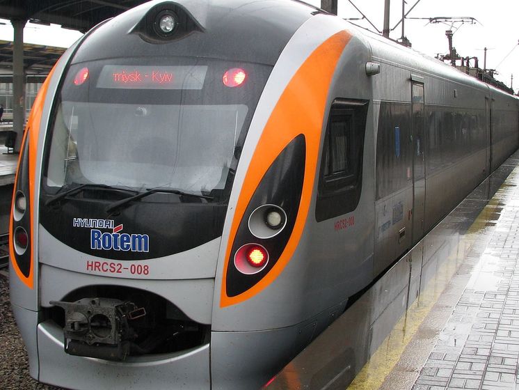 Пассажиров столкнувшегося с экскаватором поезда "Интерсити+" доставили в Перемышль автобусами