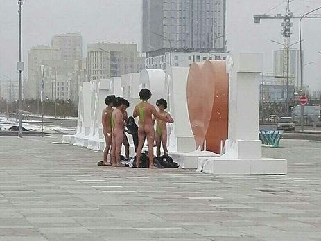 Британский актер Саша Барон Коэн предложил заплатить штраф за чешских туристов, задержанных за фотосессию в купальниках Бората