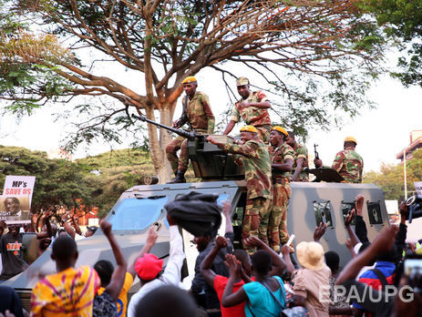 В Зимбабве танцами встретили новость об отставке Мугабе. Видео