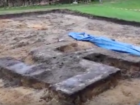 В Германии строители откопали огромную бетонную свастику. Видео