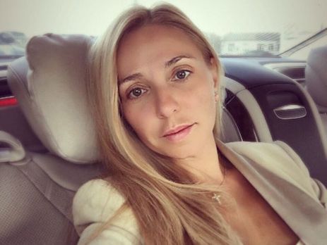 Навка показала, как стоит на руках вниз головой