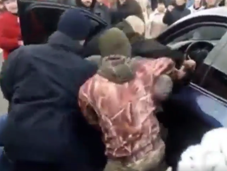 В Киеве прохожие напали на водителя, который заблокировал своим BMW проезд автобусу и семи трамваям. Видео