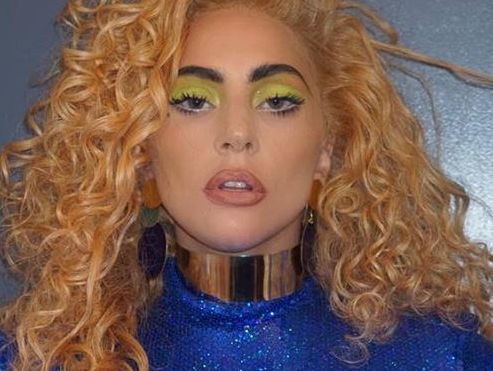 ﻿Леді Гага пофарбувала волосся в теплий блонд
