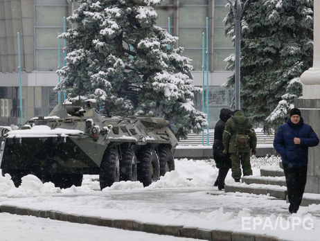 Частину будівель у Луганську оточили озброєні люди
