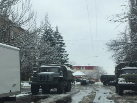 21 ноября группа неизвестных в военной форме без знаков различия захватила центр Луганска