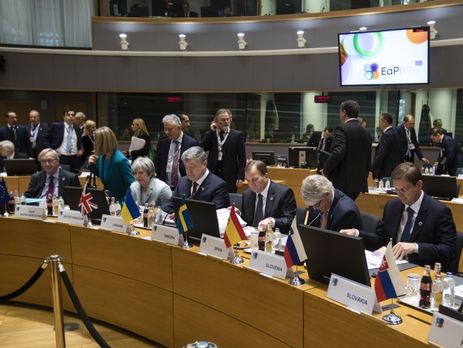 Порошенко: России не нужно атаковать оружием, достаточно расшатать единство ЕС. Если Европа хочет устоять, необходимо быть более жесткой