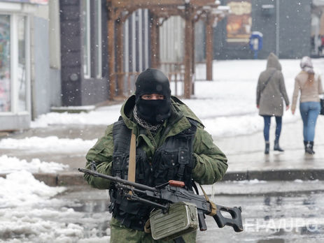 Вооруженные люди без опознавательных знаков заблокировали центр Луганска 21 ноября