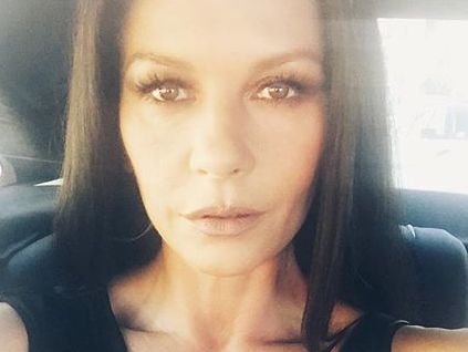 Зета-Джонс поделилась семейным снимком с 73-летним Дугласом