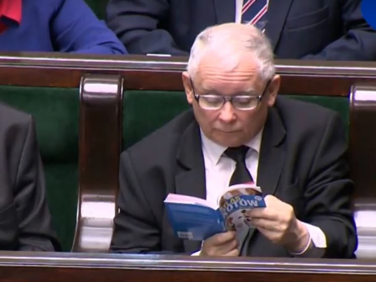 ﻿Глава керівної партії Польщі вивчав на засіданні Сейму книгу про котів. Відео