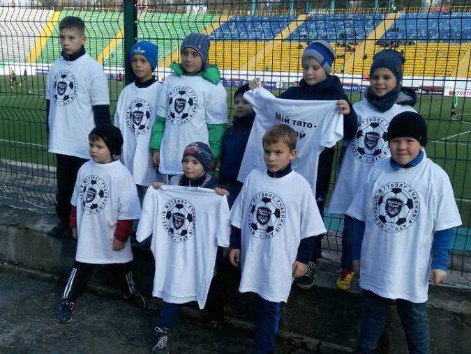 ﻿"Шахтар" заборонив дітям учасників АТО одягати патріотичні футболки для виходу на поле разом зі своїми футболістами – ЗМІ