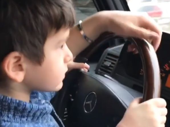 В Москве по кольцевой дороге за рулем Mercedes ехал четырехлетний мальчик. Видео