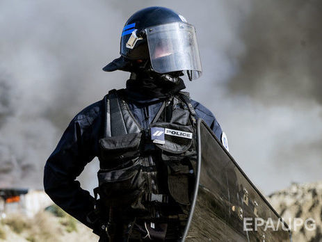 Во французском Кале мигранты наехали на автомобиле на полицейских