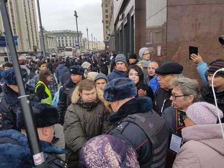 По информации "ОВД-инфо", в Москве 5 ноября задержали 212 человек из-за акции "Артподготовки". По этому делу обыски проходили у Романовой