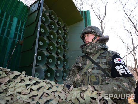 Южная Корея транслирует через границу с КНДР новости о сбежавшем северокорейском солдате