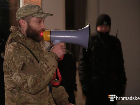 ﻿Представники батальйону ОУН прийшли під будівлю МВС через затримання екс-бійців 
