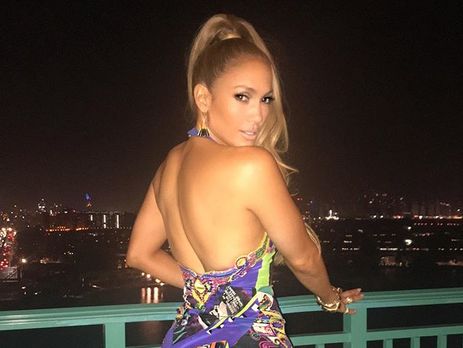 Лопес сделала селфи с женихом