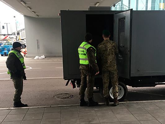 В Борисполе полиция передала французским коллегам "короля мошенников"