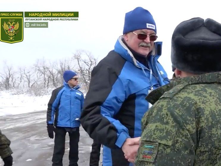 ﻿В ОБСЄ назвали "мимовільним" жест члена місії, який вітав бойовика "ЛНР"