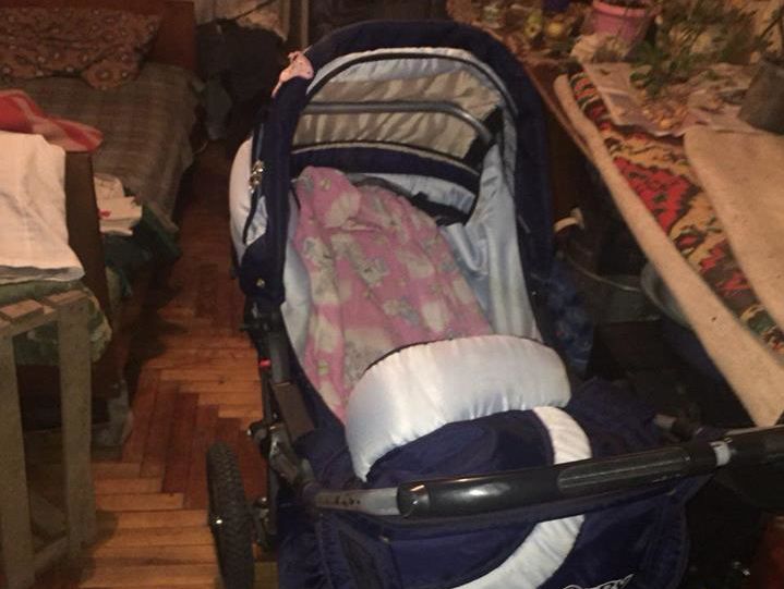 В Запорожье женщина выбросила пятимесячную девочку с третьего этажа, ребенок выжил