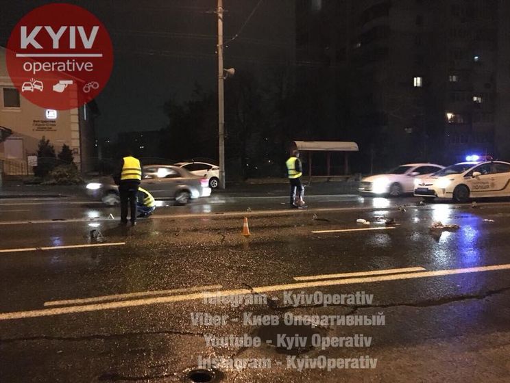 В Киеве водитель сбил двоих человек и скрылся