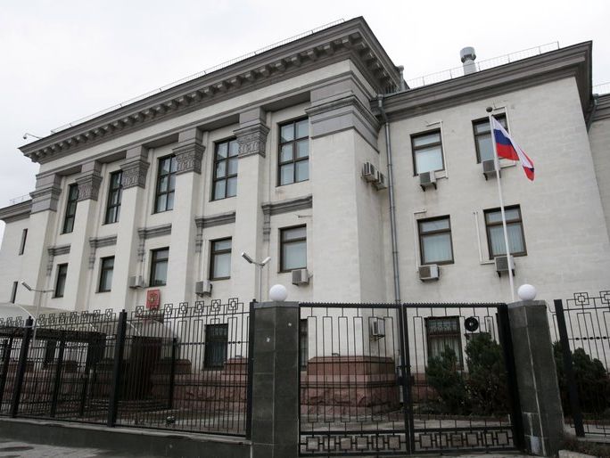 ﻿Журналісти повідомили, що посольство РФ у Києві переоформляє нерухомість українців на окупованому Донбасі