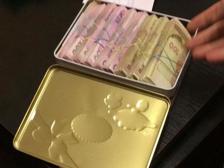 Начальнику следственного управления полиции Киевской области принесли взятку в коробке из-под Raffaello