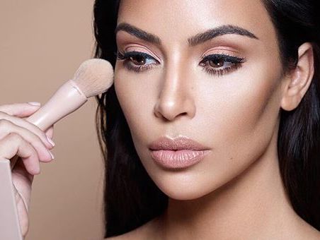 Кардашян обнажилась полностью в рекламе собственной косметической линии