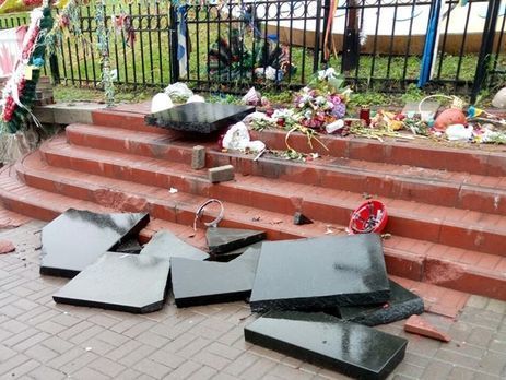 Севастопольца, разбившего памятник Небесной сотне в Киеве, приговорили к четырем месяцам ареста