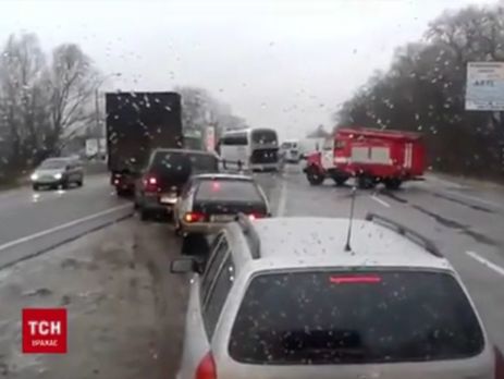 На трассе под Черниговом столкнулось 11 автомобилей