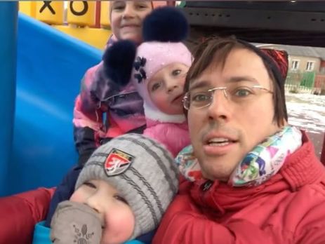 Дети Пугачевой и Галкина вместе с дочерью Орбакайте спустились с горки