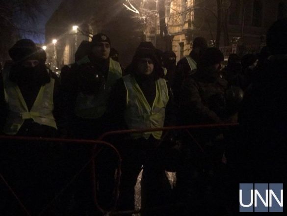 ﻿Учасники смолоскипного ходу в центрі Києва кинули димові шашки перед кордоном поліції на Банковій