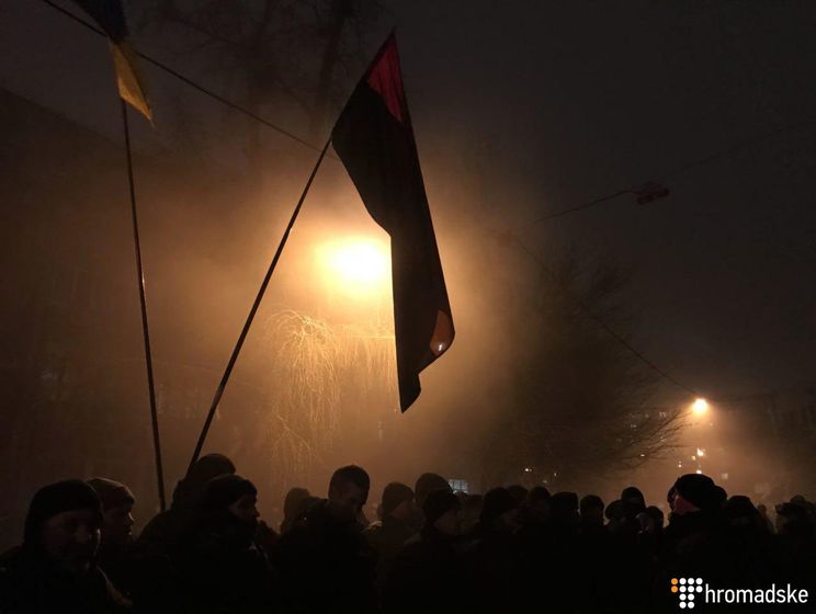 Возле здания МВД в Киеве происходят столкновения полиции с протестующими. Трансляция