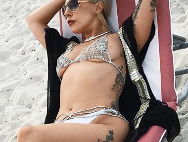 ﻿Леді Гага показала груди і сідниці у мікрокупальнику