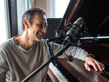 Вакарчук показал снимки из американской студии