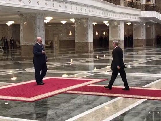 Путин приехал к Лукашенко на высоких каблуках. Видео