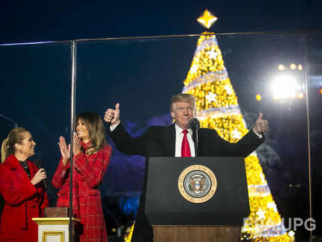 ﻿Трамп уперше запалив різдвяну ялинку перед Білим домом. Фоторепортаж