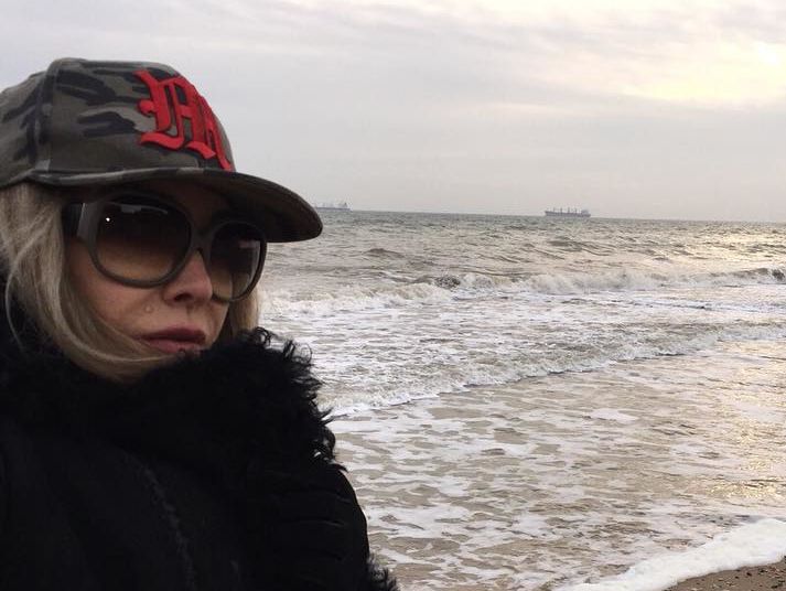 Ольга Сумская проводит время у моря
