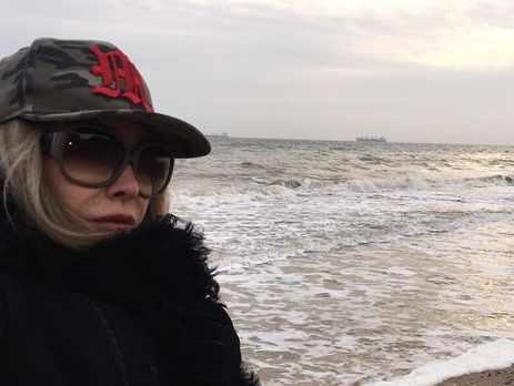 ﻿Ольга Сумська проводить час біля моря