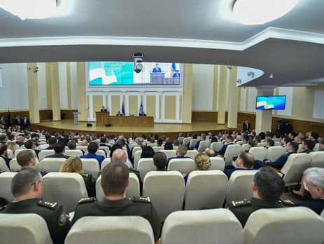 Порошенко о конфликтах правоохранителей: Шума, крика и перьев столько, что порой очень напоминает латиноамериканский карнавал