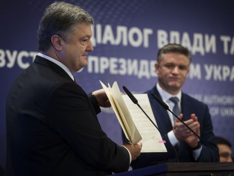 Порошенко подписал закон "о запрете масок-шоу" во время следственных действий
