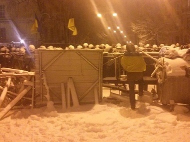 Павшие баррикады Евромайдана. Вечерний фоторепортаж из центра Киева