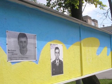 Погибших в Мариуполе военных увековечили на стене Героев Небесной сотни в Днепропетровске