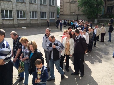 Донецкий журналист Мацука: На участки свезли массовку, которая будет позировать фотографам до 11-ти и разойдется