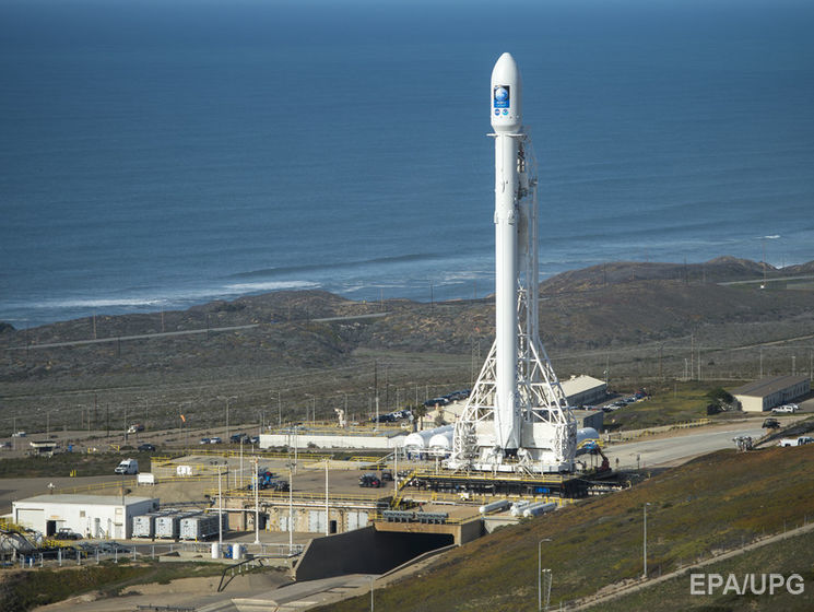 SpaceX анонсировала запуск новой ракеты тяжелого класса Falcon Heavy с электромобилем Tesla на борту