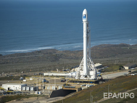 SpaceX анонсировала запуск новой ракеты тяжелого класса Falcon Heavy с электромобилем Tesla на борту