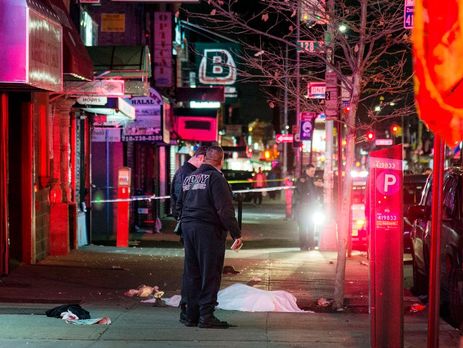 В Нью-Йорке автомобиль врезался в толпу людей, есть жертвы